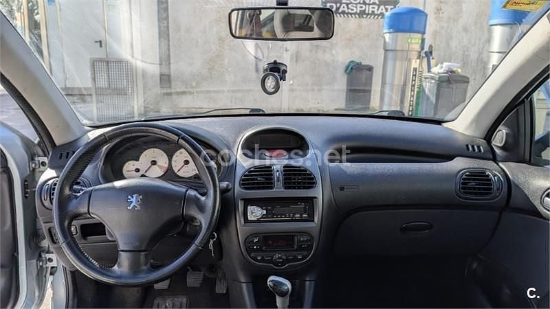 Usado Peugeot 206 90 CV (66 kW) 2005 Gris / plata Berlina