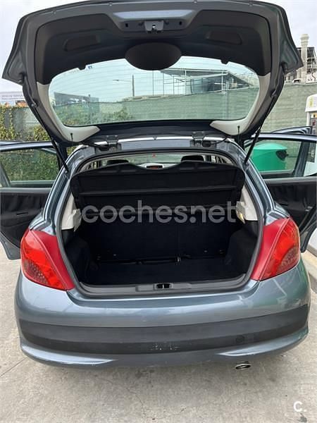 Usado Peugeot 207 70 CV (51 kW) 2007 Gris / plata Berlina
