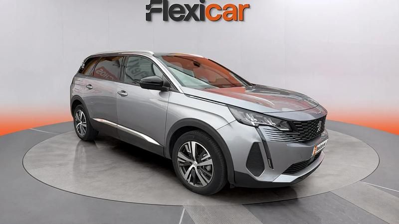 Usado Peugeot 5008 Allure 136 CV (100 kW) 2024 Gris SUV