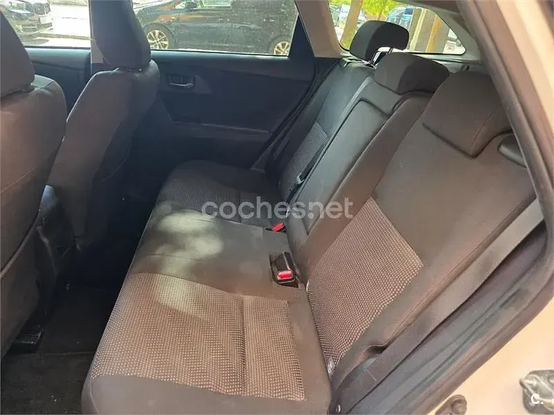 Usado Toyota Auris Hybrid Advance 136 CV (100 kW) 2015 Blanco Familiar