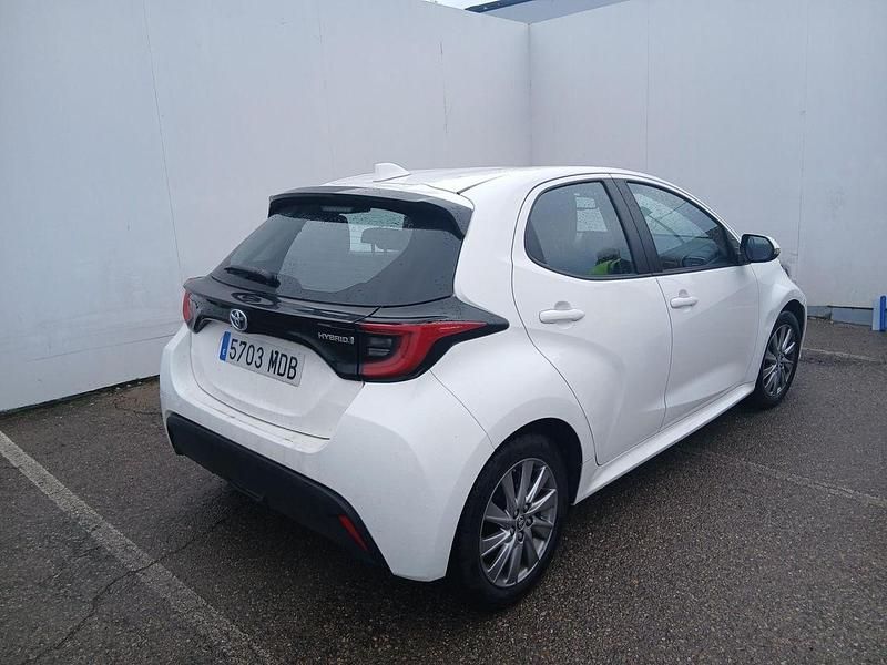 Usado Toyota Yaris Hybrid Active 116 CV (85 kW) 2022 Blanco Berlina