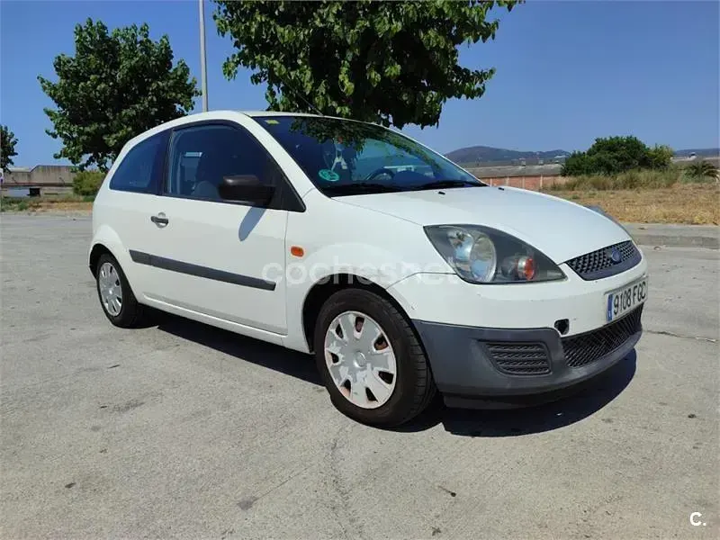 Usado Ford Fiesta 70 CV (51 kW) 2006 Blanco Utilitario