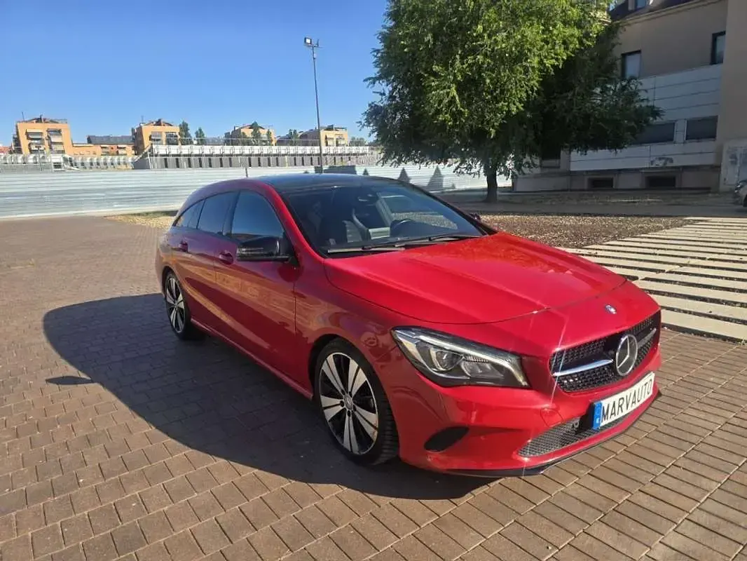Usado Mercedes CLA220 Shooting Brake Urban 177 CV (130 kW) 2016 Rojo Familiar