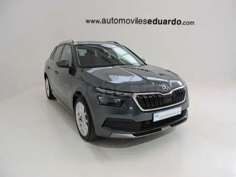 Usado Skoda Kamiq Style 115 CV (84 kW) 2020 Gris / plata SUV