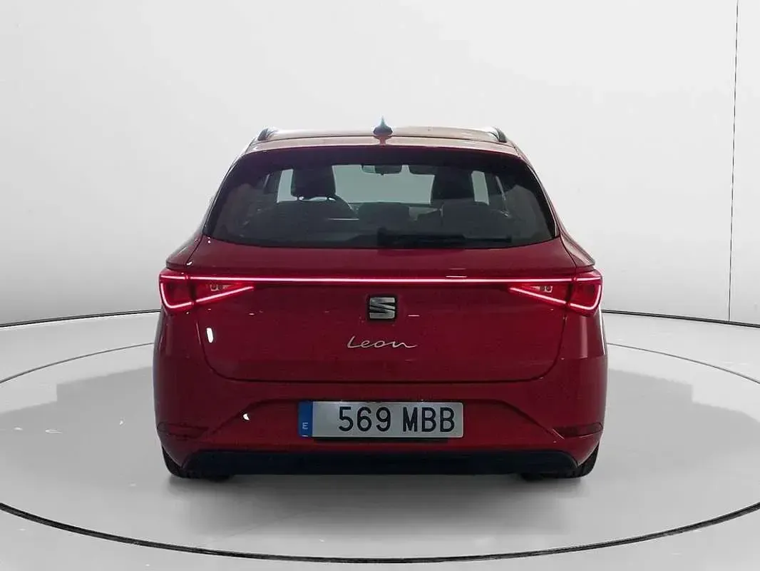 Usado Seat Leon ST Reference 116 CV (85 kW) 2022 Rojo Familiar