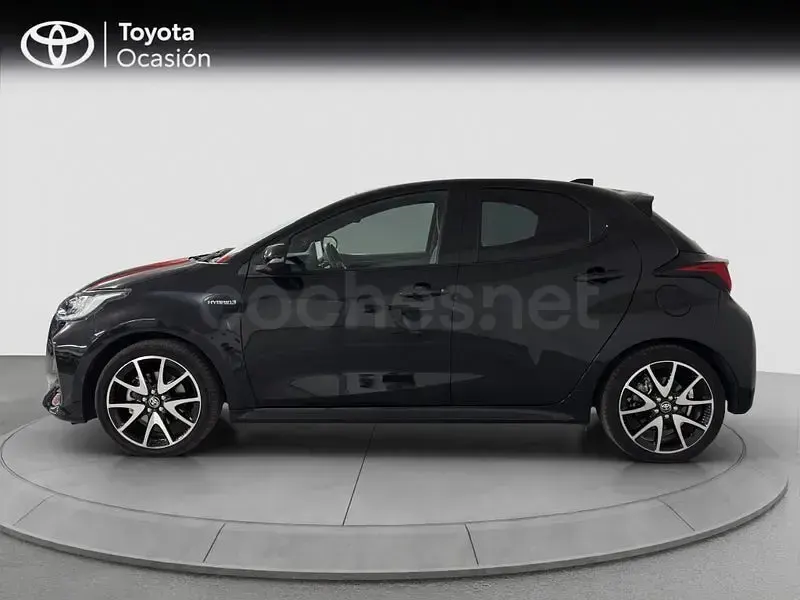 Usado Toyota Yaris Hybrid Plus 116 CV (85 kW) 2021 Negro Berlina