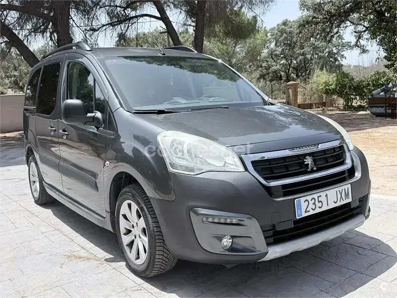 Usado Peugeot Partner Tepee Outdoor 120 CV (88 kW) 2016 Gris / plata Monovolumen