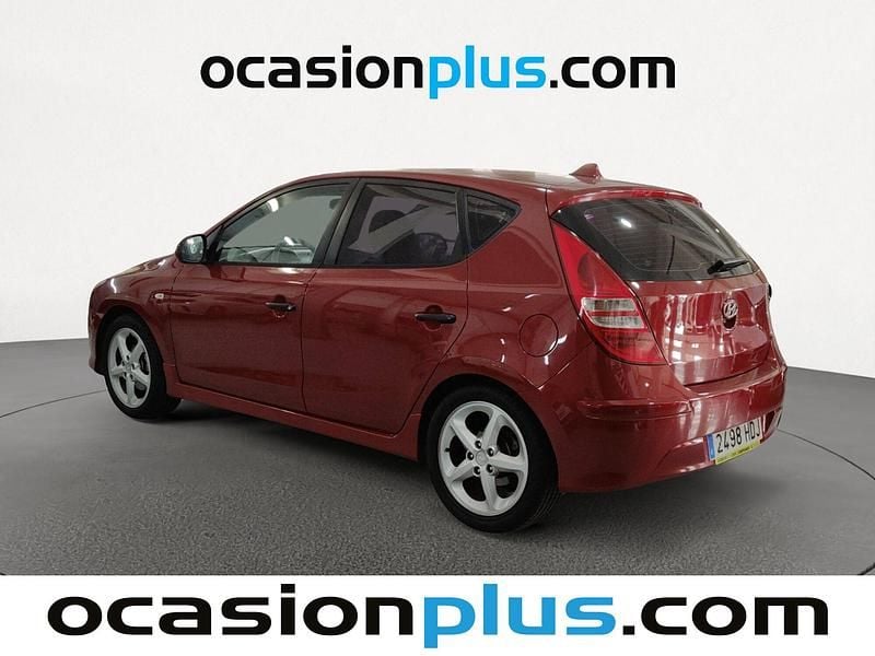 Usado Hyundai i30 Comfort 90 CV (66 kW) 2011 Rojo Berlina