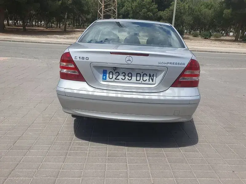 Usado Mercedes C180 Classic 143 CV (105 kW) 2005 Gris / plata Berlina