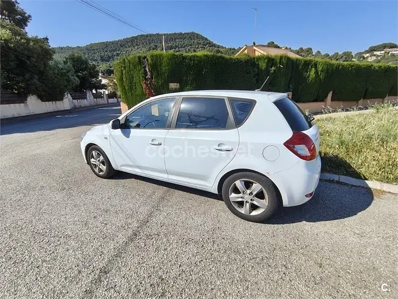 Usado Kia Ceed Active 126 CV (92 kW) 2011 Blanco Utilitario