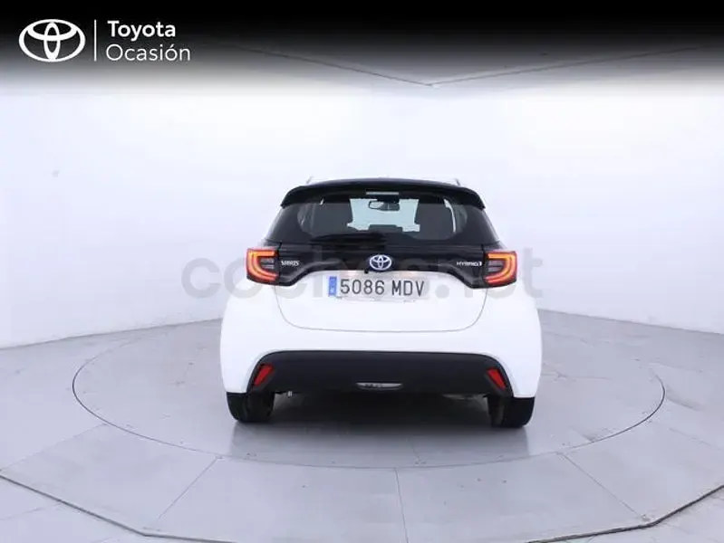 Usado Toyota Yaris Hybrid Active 116 CV (85 kW) 2023 Blanco Berlina