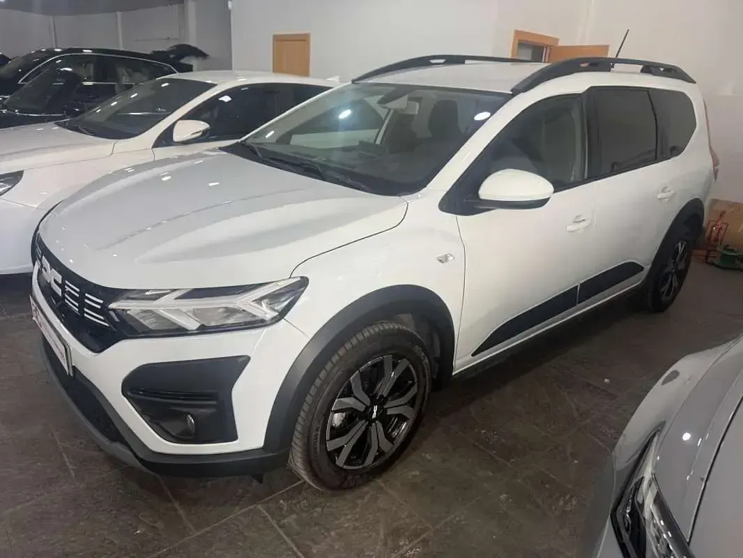 Usado Dacia Jogger Expression 110 CV (80 kW) 2023 Blanco Monovolumen