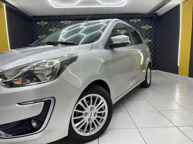 Usado Ford Ka Plus Active 85 CV (62 kW) 2018 Gris / plata Utilitario