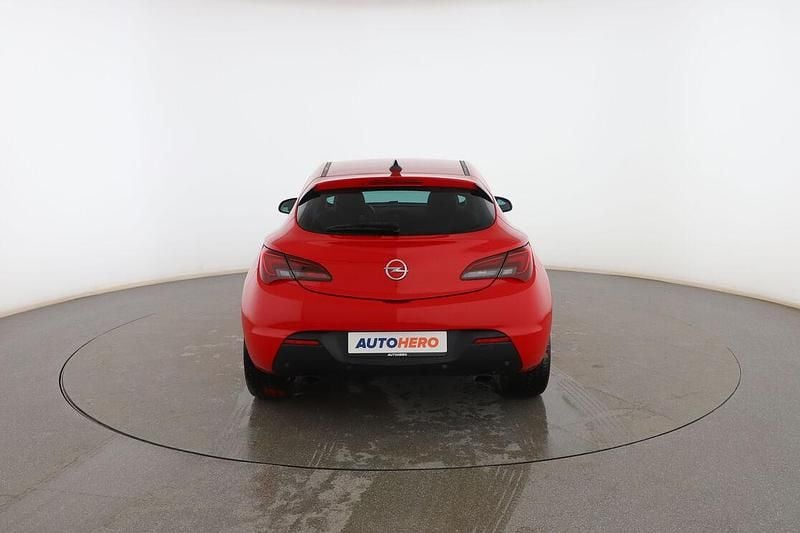 Usado Opel Astra GTC Sportive 200 CV (147 kW) 2016 Rojo Utilitario