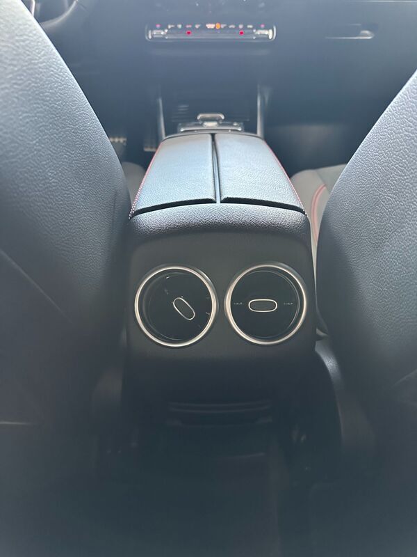 Usado Mercedes GLB220 190 CV (139 kW) 2024 Gris SUV