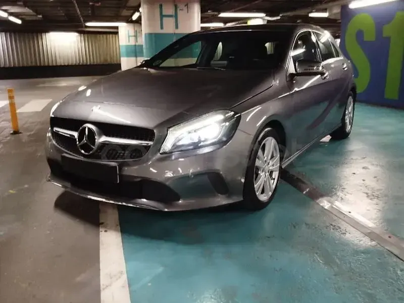 Usado Mercedes A180 109 CV (80 kW) 2017 Gris / plata Utilitario