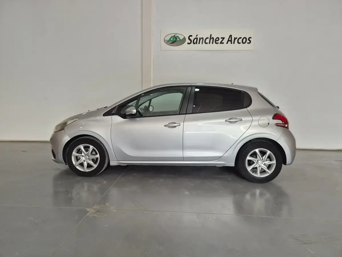 Usado Peugeot 208 Active 75 CV (55 kW) 2016 Blanco Utilitario
