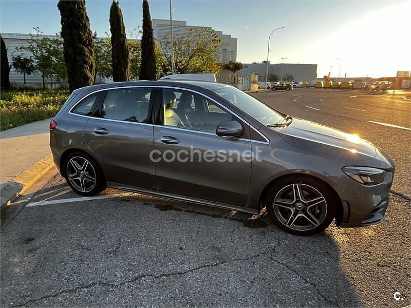 Usado Mercedes B180 122 CV (89 kW) 2019 Gris / plata Utilitario