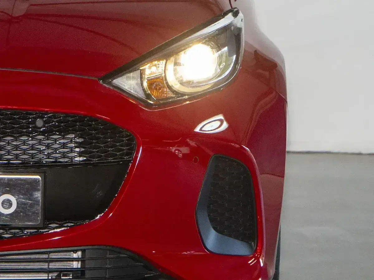 Usado Mazda 2 Exclusive-Line 116 CV (85 kW) 2024 Rojo Utilitario