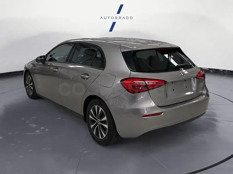 Usado Mercedes A180 116 CV (85 kW) 2021 Gris / plata Berlina