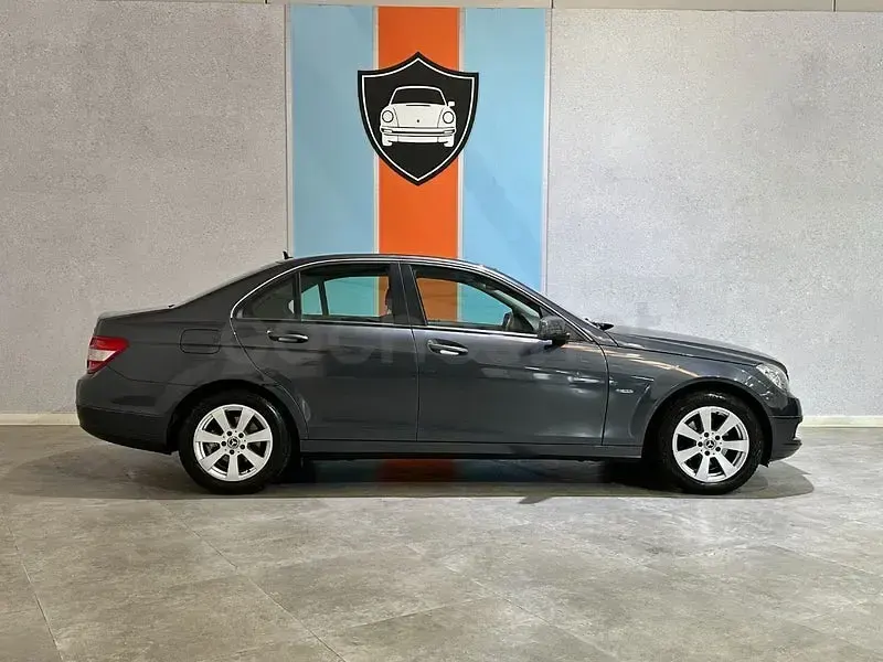 Usado Mercedes C180 Classic 156 CV (114 kW) 2009 Gris / plata Familiar