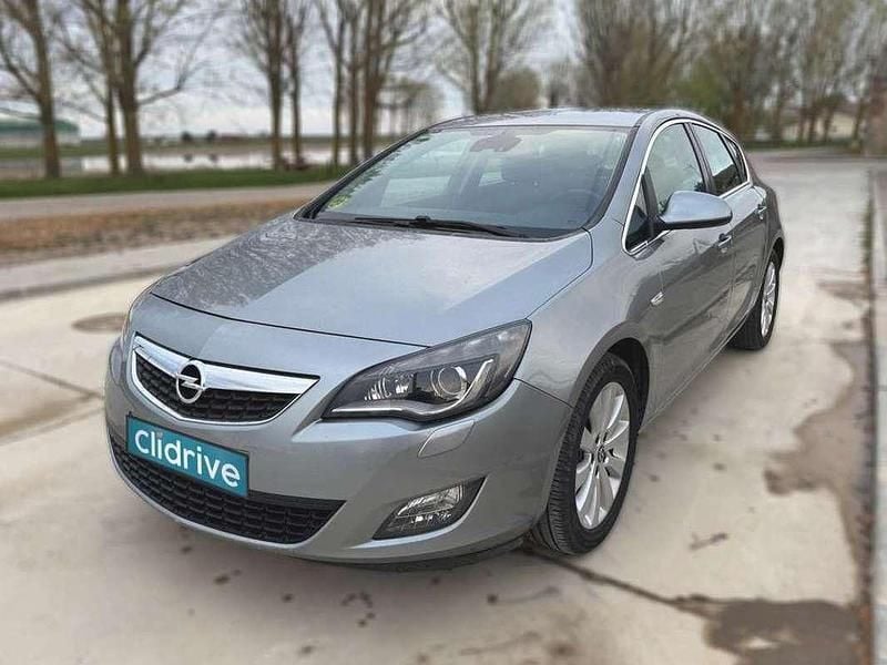 Usado Opel Astra Cosmo 160 CV (117 kW) 2010 Gris Utilitario