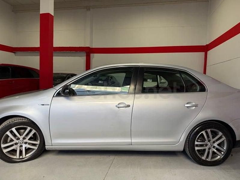 Usado VW Jetta Highline 140 CV (102 kW) 2009 Gris / plata Berlina