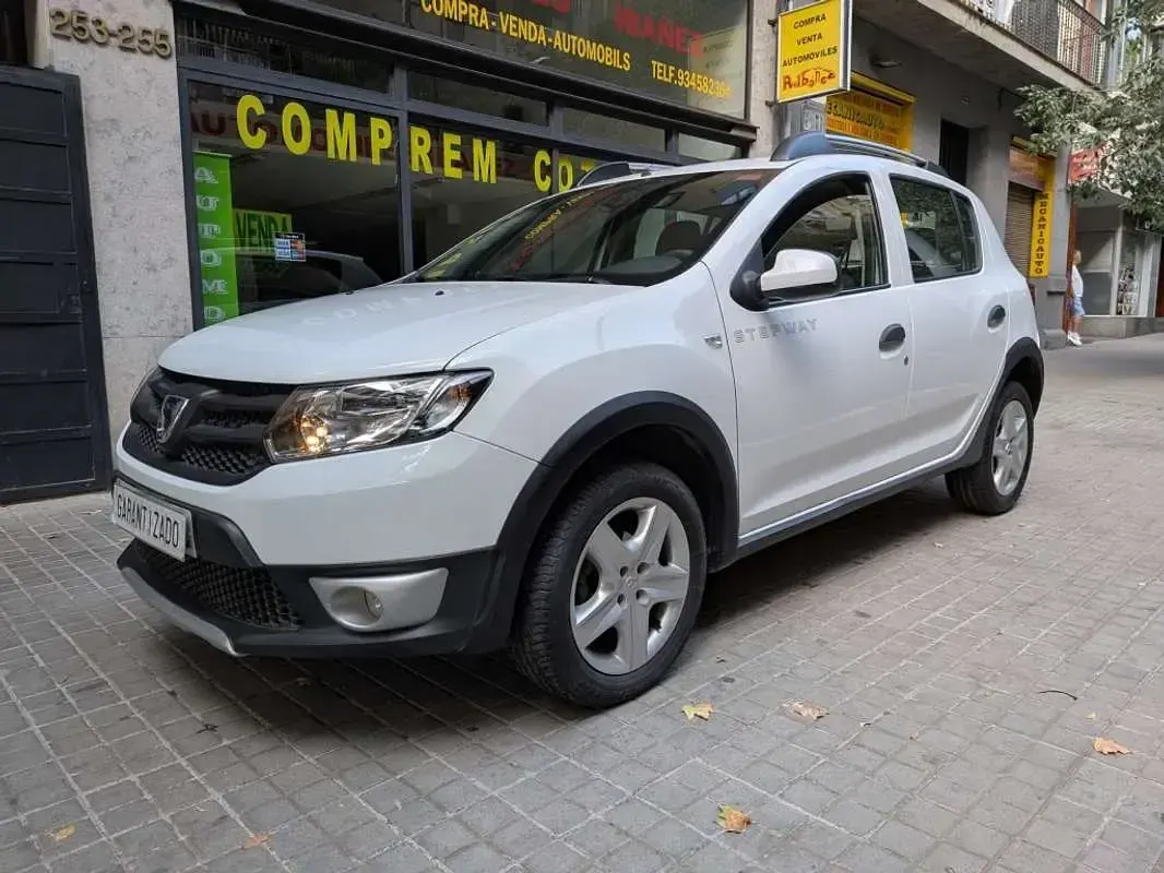 Usado Dacia Sandero Stepway 90 CV (66 kW) 2015 Blanco Utilitario