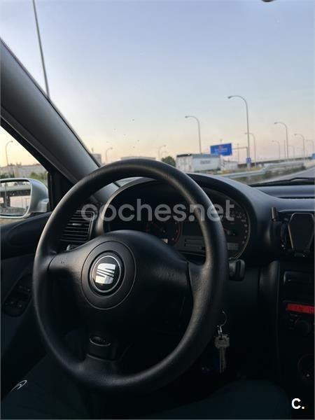 Gris / plata Usado 2001 Seat Leon Stella Berlina | 4000 € (Precio justo) - Imagen 1/4