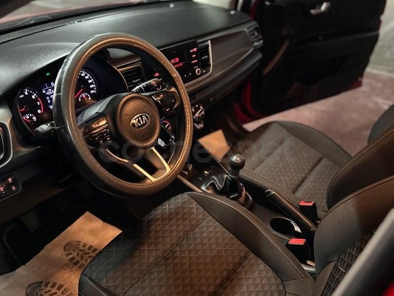 Usado Kia Rio 84 CV (61 kW) 2017 Granate Berlina