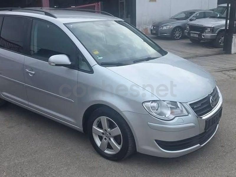 Usado VW Touran Advance 105 CV (77 kW) 2009 Gris / plata Monovolumen