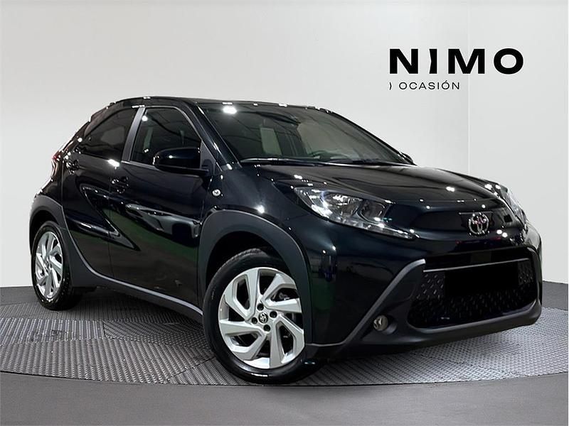 Negro azabache Usado 2023 Toyota Aygo Play Utilitario | 15.400 € (Un poco caro) - Imagen 1/4