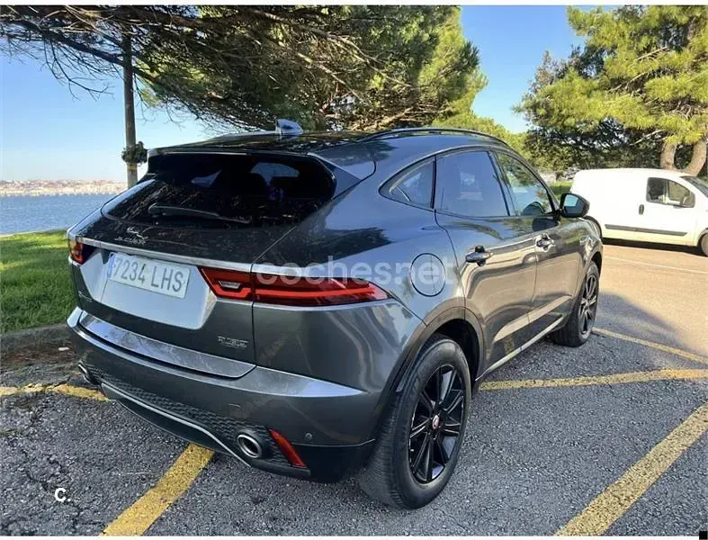 Usado Jaguar E-Pace R-Dynamic 180 CV (132 kW) 2020 Gris / plata SUV