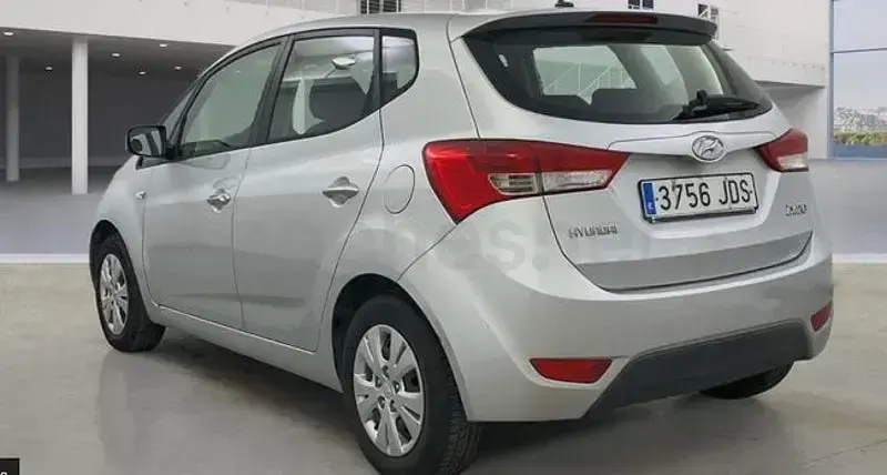 Usado Hyundai ix20 90 CV (66 kW) 2015 Gris / plata Utilitario