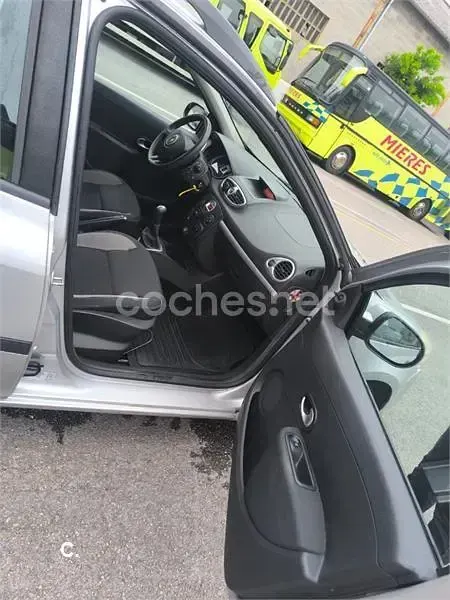 Usado Renault Clio Dynamique 85 CV (62 kW) 2010 Gris / plata Familiar