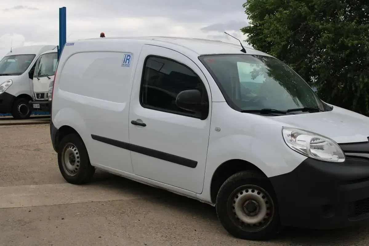Usado Renault Kangoo 95 CV (69 kW) 2022 Blanco Monovolumen