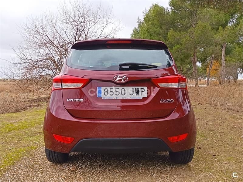 Usado Hyundai ix20 90 CV (66 kW) 2017 Granate Utilitario