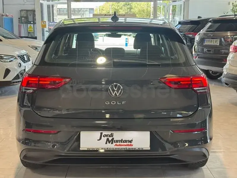 Usado VW Golf VIII Life 115 CV (84 kW) 2022 Gris / plata Berlina