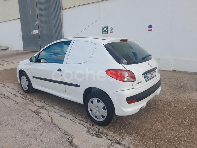 Usado Peugeot 206+ 70 CV (51 kW) 2010 Blanco Utilitario
