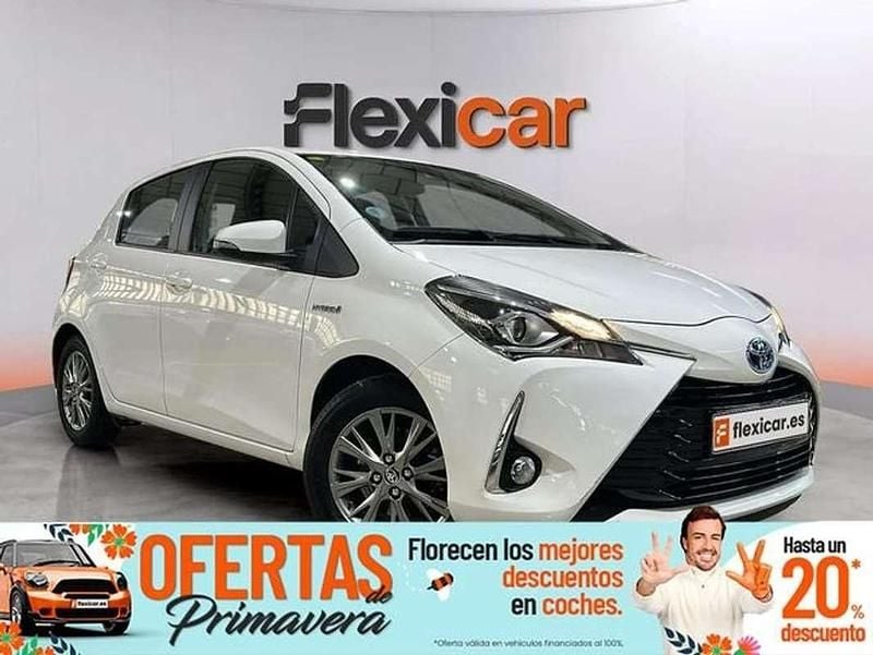 Usado Toyota Yaris Hybrid Active 100 CV (73 kW) 2020 Blanco Utilitario