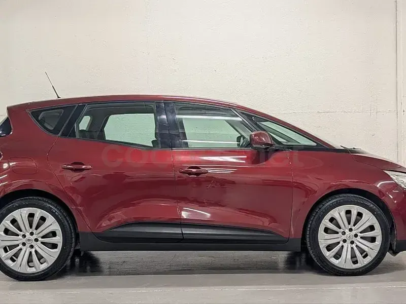Usado Renault Scénic Life 115 CV (84 kW) 2019 Granate Monovolumen