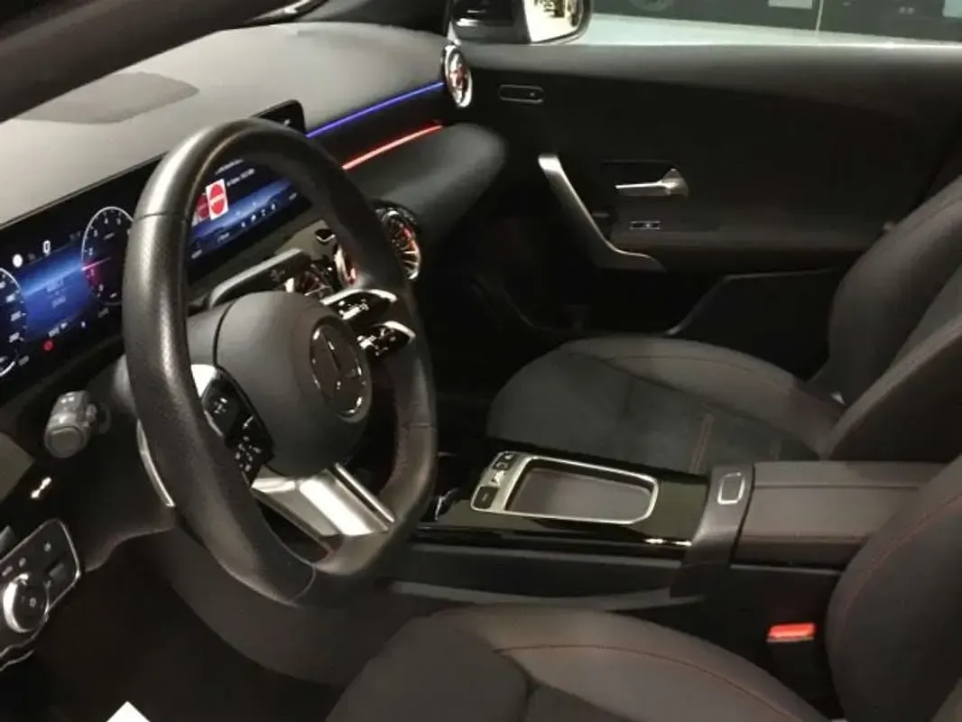 Usado Mercedes A180 136 CV (100 kW) 2025 Negro noche Berlina