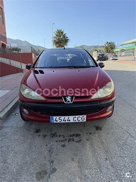 Usado Peugeot 206 110 CV (80 kW) 2002 Rojo Berlina