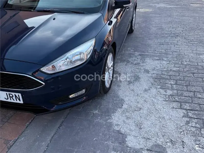 Usado Ford Focus Trend 125 CV (91 kW) 2016 Azul Berlina