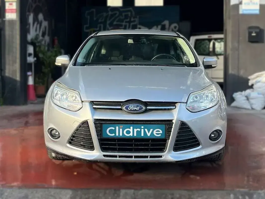 Usado Ford Focus Trend 125 CV (91 kW) 2012 Gris Utilitario