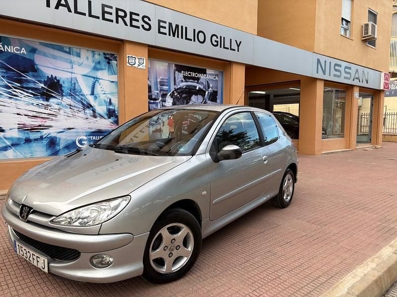 Usado Peugeot 206 75 CV (55 kW) 2006 Gris / plata Berlina