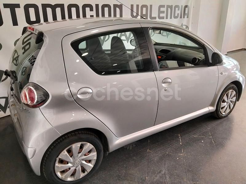 Usado Toyota Aygo Live 68 CV (50 kW) 2013 Gris / plata Utilitario
