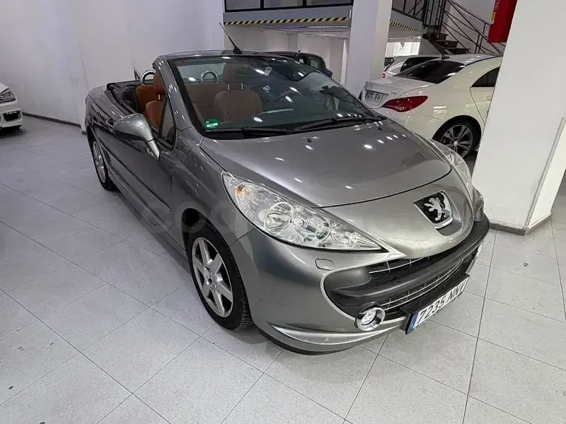 Usado Peugeot 207 CC 120 CV (88 kW) 2009 Marrón Descapotable