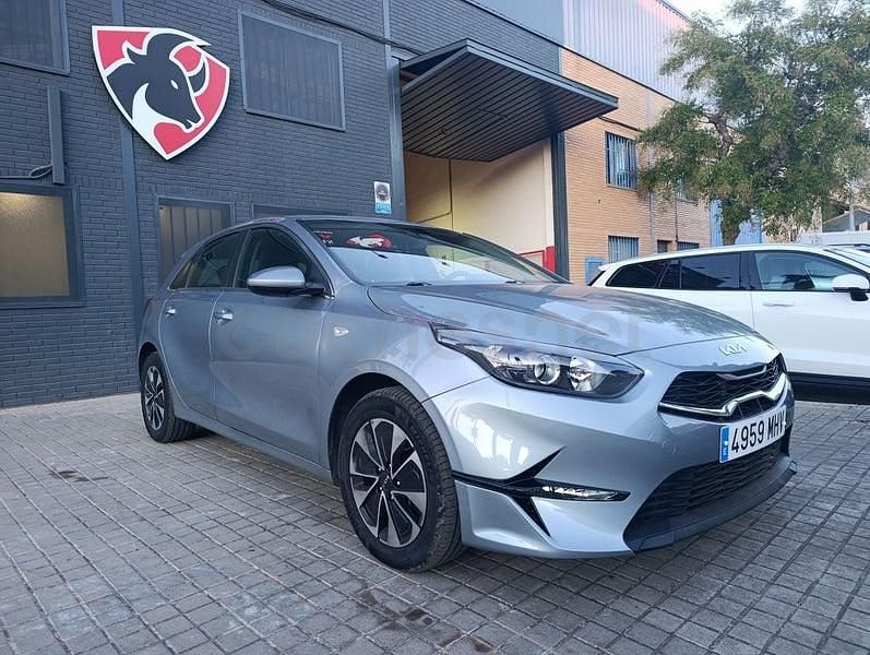 Usado Kia Ceed 136 CV (100 kW) 2023 Gris / plata Utilitario