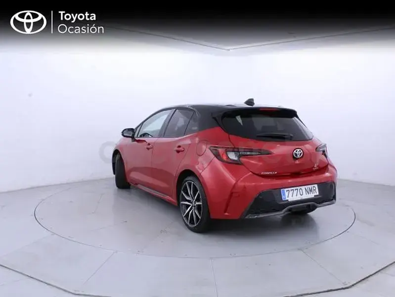 Usado Toyota Corolla 140 CV (102 kW) 2026 Rojo Berlina